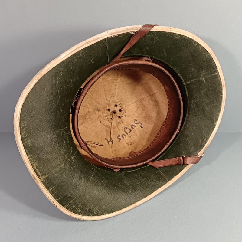 CASQUE COLONIAL EN TOILE BLANCHE ET LIEGE DE TYPE ANGLAIS FABRICATION FRANCAISE OU ANGLAISE MILITAIRE ARMEE DE LIBERATION FNFL